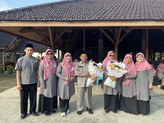 Galeri Purna Tugas Bapak Drs. Kuswandi dan Perpisahan Ibu Metrik Citrowati,S.Pd.